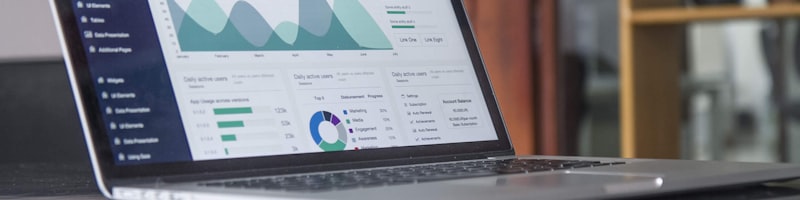 Google Trends网页界面显示多个关键词在全球范围内的搜索热度趋势对比曲线图