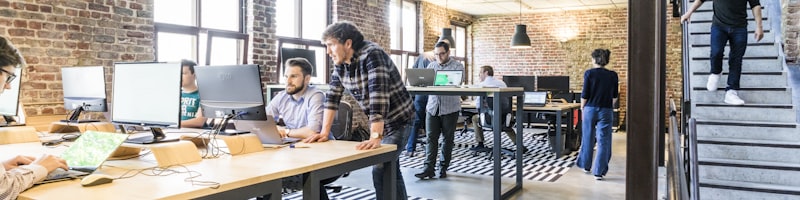 Mailchimp邮件营销平台界面，展示精美的电商促销邮件模板与用户列表管理