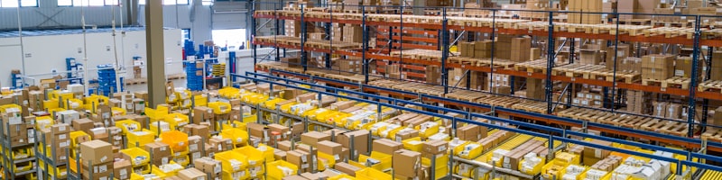 全球物流地图与不同运输方式（空运、海运、快递）的时效与价格对比图表