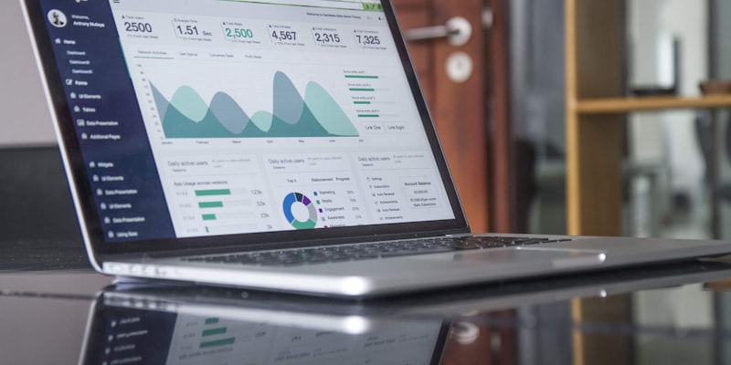 网站分析仪表盘展示用户行为热力图、转化漏斗和A/B测试数据对比